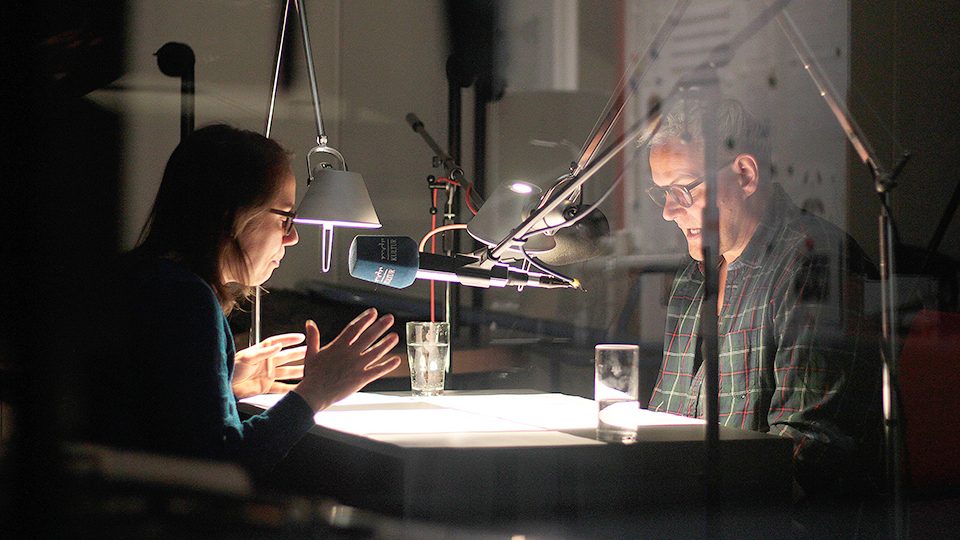 Eva Löbau in der Rolle der Sonja und Devid Striesow als Oliver versuchen den Radiohörern ein wahrheitsgetreues Bild der dramatischen Ereignisse zu vermitteln | © MDR/Olaf Parusel