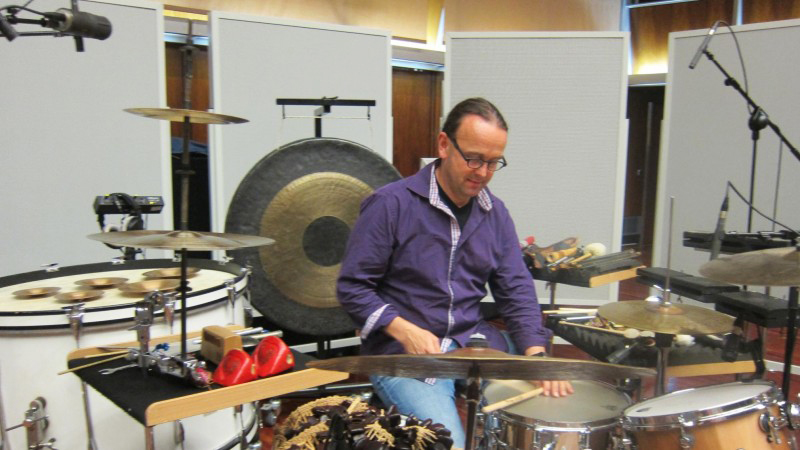 Lucas Niggli liefert die Percussion für die Produktion | © Deutschlandradio / Eva Pöpplein