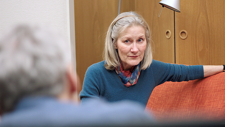 Hedi Kriegeskotte spricht die Rolle von Margot Käßmann (im Gespräch mit Regisseur Stefan Kanis). | © MDR/Olaf Parusel
