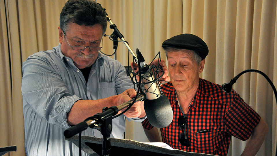 Tontechniker Jonas Bergler und Powers und Exorzist (Santiago Ziesmer, r.) | © WDR/Sascha von Donat