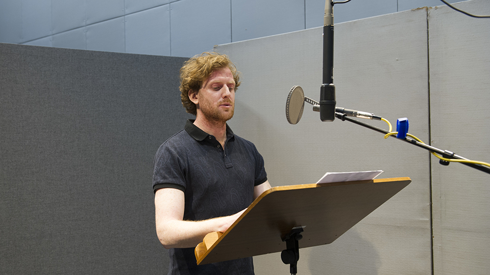 Ben Reynolds (Rolle: Mann 1) bei den Aufnahmen zum Hörspiel. | © BR/Ulrike Kreutzer