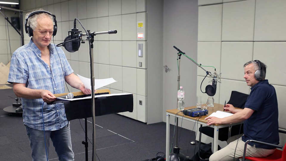 Falk Rockstroh (l.) und Regisseur Martin Zylka bei den Hörspiel-Aufnahmen zu "Steve Jobs" | ©SR