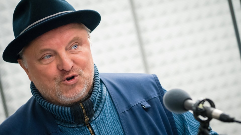 Axel Prahl spricht die Rolle des Taxifahrers Bederitzky | © rbb/Thomas Ernst