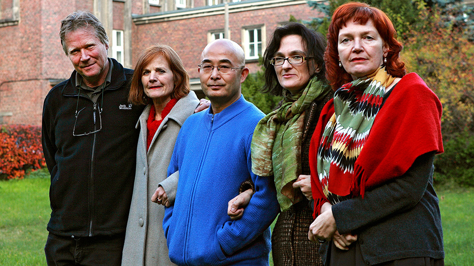 Toningenieur Peter Kainz, Hilke Veth, Liao Yiwu (auch bekannt als Lao Wei), Überstzerin Martina Hasse und Regisseurin Andrea Getto (v.l.)
© NDR/Yvonne Szallies Toningenieur Peter Kainz, Hilke Veth, Liao Yiwu (auch bekannt als Lao Wei), Überstzerin Martina Hasse und Regisseurin Andrea Getto (v.l.)
© NDR/Yvonne Szallies