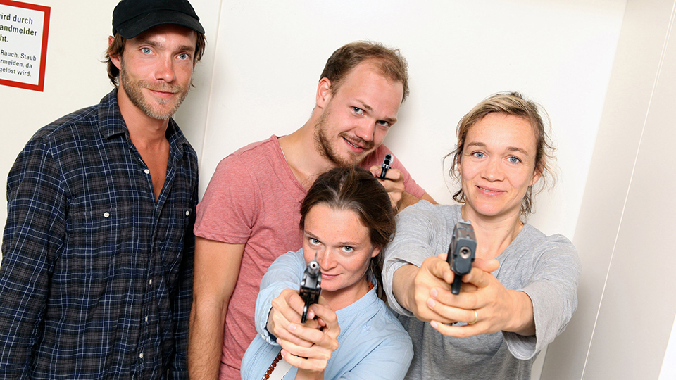 Josh (Christoph Luser), Tite (Natalie Spinell), Sson (Matti Krause) und Tutite (Angelika Richter) (v.l.)
© WDR/Sibylle Anneck Josh (Christoph Luser), Tite (Natalie Spinell), Sson (Matti Krause) und Tutite (Angelika Richter) (v.l.)
© WDR/Sibylle Anneck