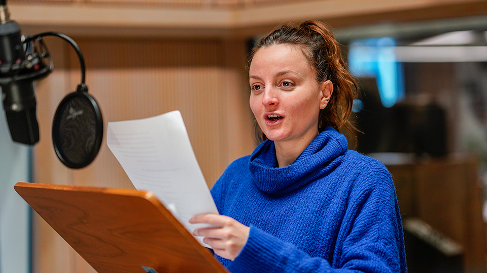 Celina Rongen spricht die Rolle der Olga Molitor.
© SWR/Christian Koch Celina Rongen spricht die Rolle der Olga Molitor.
© SWR/Christian Koch
