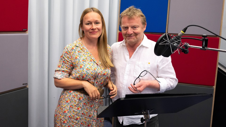 Werner Wölbern in der Rolle des Folk-Musikers John und Anja Schneider in der Rolle seiner Frau Kate
© SWR/Patricia Neligan Werner Wölbern in der Rolle des Folk-Musikers John und Anja Schneider in der Rolle seiner Frau Kate
© SWR/Patricia Neligan