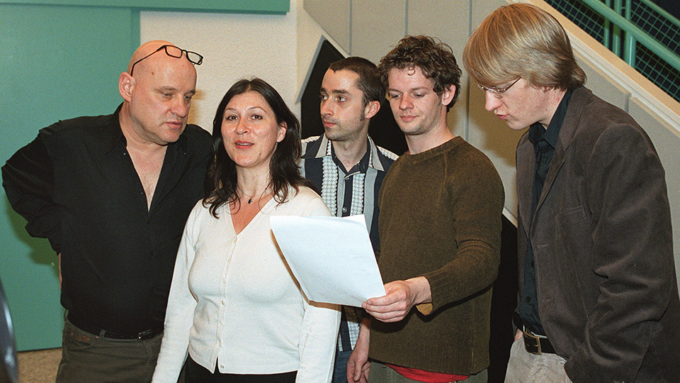 V.li.n.re.: Christian Redl (Simon), Eva Mattes (Debbie), Christian Brey (Scott), Jörg Petzold (Bill), Johannes Schön (Paul). | © SWR/Alexander Kluge