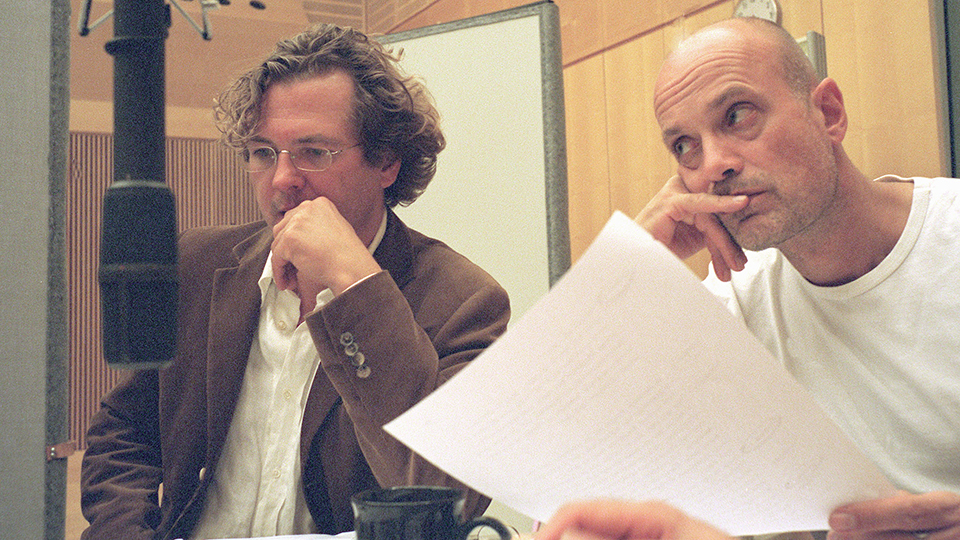 Andreas Fröhlich spricht die Rolle von Guiseppe und Christian Berkel als Kommissar Lindmann (v.l.) | © WDR/Sibylle Anneck