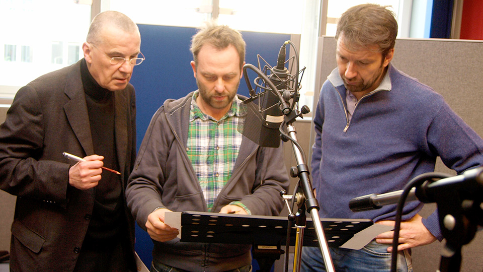 Regisseur Norbert Schaeffer, Samuel Weiss als Stiller/White und Michael Neuenschwander als Staatsanwalt (v.l.) | © NDR/Fritz Meffert