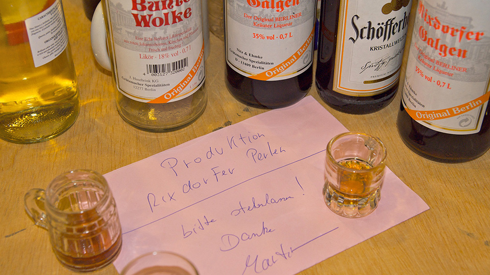 Requisiten für das „Feuchte Eck“, eine klassische Berliner Eckkneipe | © rbb/Martin Seelig