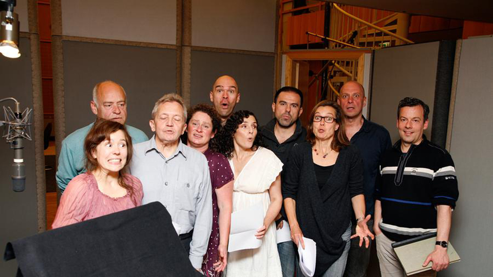 Das Sprecherteam mit Regisseur Martin Zylka (rechts im Bild) | © Sibylle Anneck/WDR