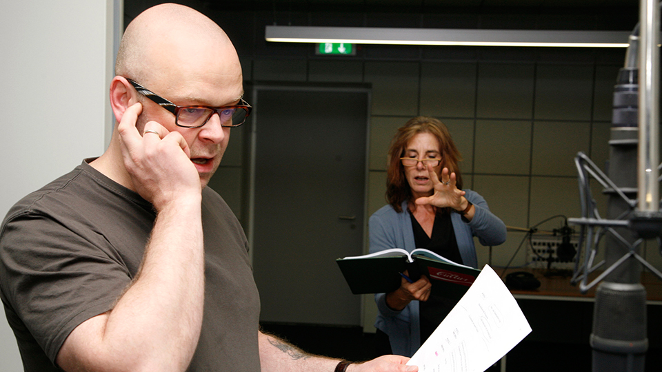 Robert Gallinowski in der Rolle des Paul, im Hintergrund die Regisseurin Angeli Backhausen | © WDR/Sibylle Anneck