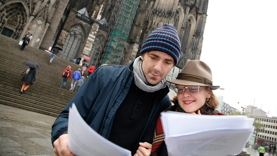 Er (Jens Harzer) und seine Freundin (Valery Tscheplanowa, r.) | © WDR/Sibylle Anneck