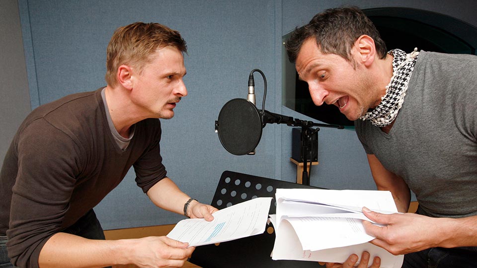 Florian Lukas als Max und Tim Seyf als Radiomoderator KUPA (v.l.) | © WDR/Sibylle Anneck