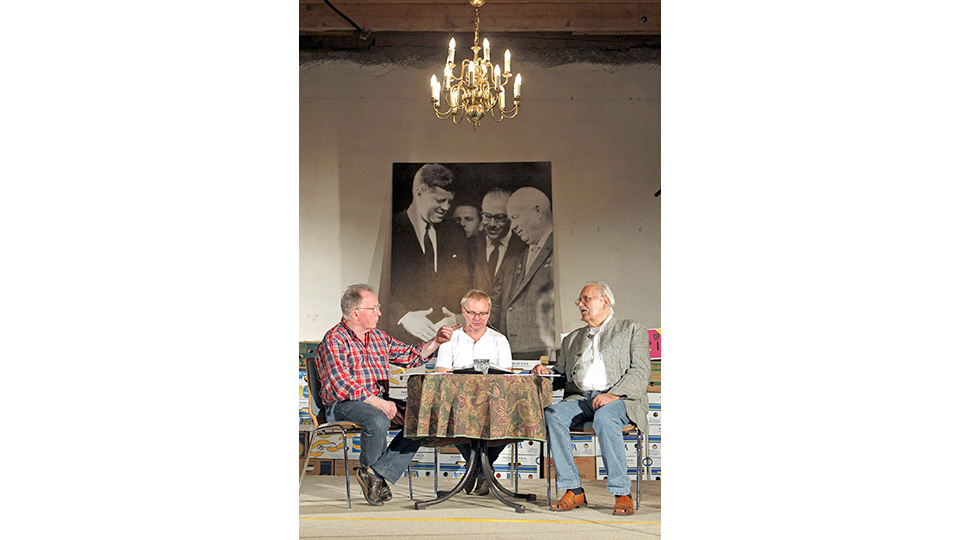 Walter Niklaus als John F. Kennedy, Peter Sodann als Nikita S. Chruschtschow und  Uwe Steimle als Sprecher (v.l.) | © MDR/Michael Schöne