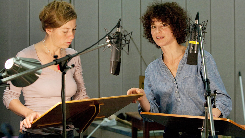 Jule Böwe als Cathy und Bibiana Beglau als Nelly Dean (v.l.) | © NDR/SWR/Monika Maier