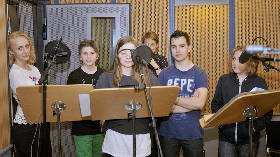 Schüler bei der Hörspielproduktion im rbb-Studio | © rbb/Gregor Baron