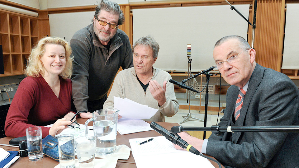 Petra Morzé als Adele, Erwin Steinhauer als Neumann, Wolfram Berger als Gödel und Regisseur Norbert Schäffer (v.l.) | © NDR/ORF/Ali Schafler