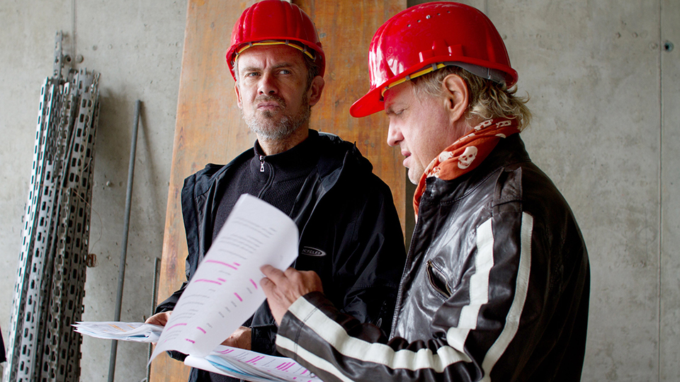 Reales Hörspiel-Set: Felix Lenz (Matthias Leja) und Scholz (Uwe Ochsenkencht, r) auf der Baustelle | © WDR/Fahri Sarimese
