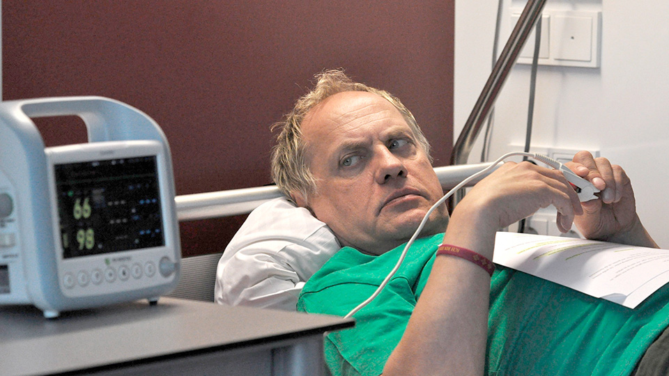 Scholz (Uwe Ochsenknecht) im Krankenhaus | © WDR/Sascha von Donat