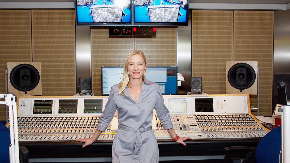 Sandra Borgmann in der Rolle von Bettina Breuer, Kommissarin LKA, im NDR Studio am Rothenbaum im August 2013 | ©NDR/Fritz Meffert