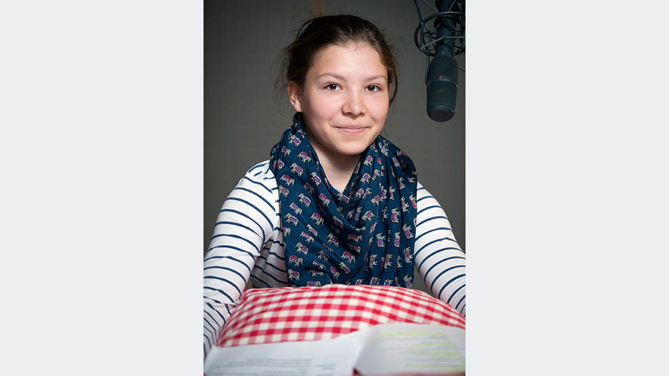 Lucie Thiel spricht die Rolle der 11-jährigen Lotte. | © HR/Benjamin Knabe