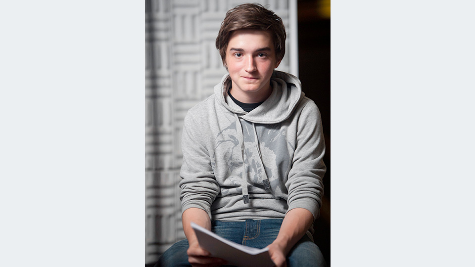 Anatol Aljinovic spricht die Rolle des 14-jährigen Tobias, Lottes Bruder. | © HR/Benjamin Knabe