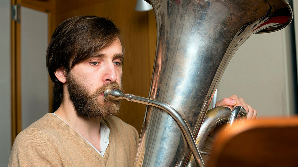 Musiker Max Murray mit Tuba | © MDR/Hagen Wolf