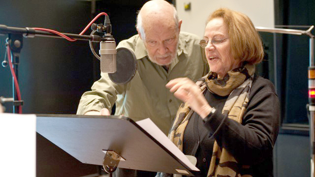 Regisseur Hans Gerd Krogmann und Gudrun Ritter als Frau Häuner. | © Deutschlandradio / Anke Beims