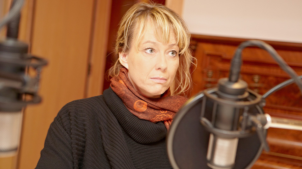 Debora Weigert spricht die Rolle der Beryl Stapleton | © WDR/Monika Nonnenmacher