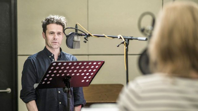 Christian Schmidt spricht die Rolle des Derek. | © Deutschlandradio / Jonas Maron