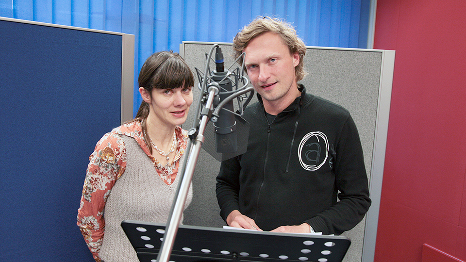 Anne Weber als Bankangestellte und Stefan Kaminski als Johnny bzw. Erzähler | © NDR/Jann Wilken