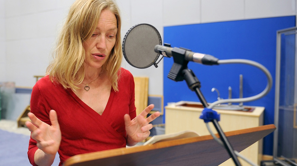 Susanne Schroeder spricht die Stimme in der Einsatzzentrale. | © BR/Ulrike Kreutzer