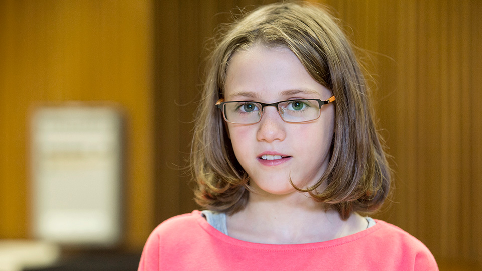 Mara Zoe Heim spricht die Rolle der 11-jährigen Marie. | © HR/Ben Knabe