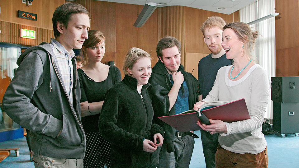 Regisseurin Heike Tauch (r.) im Vorgespräch mit Statisten der Hamburger Schauspielschule | © NDR/Jann Wilken