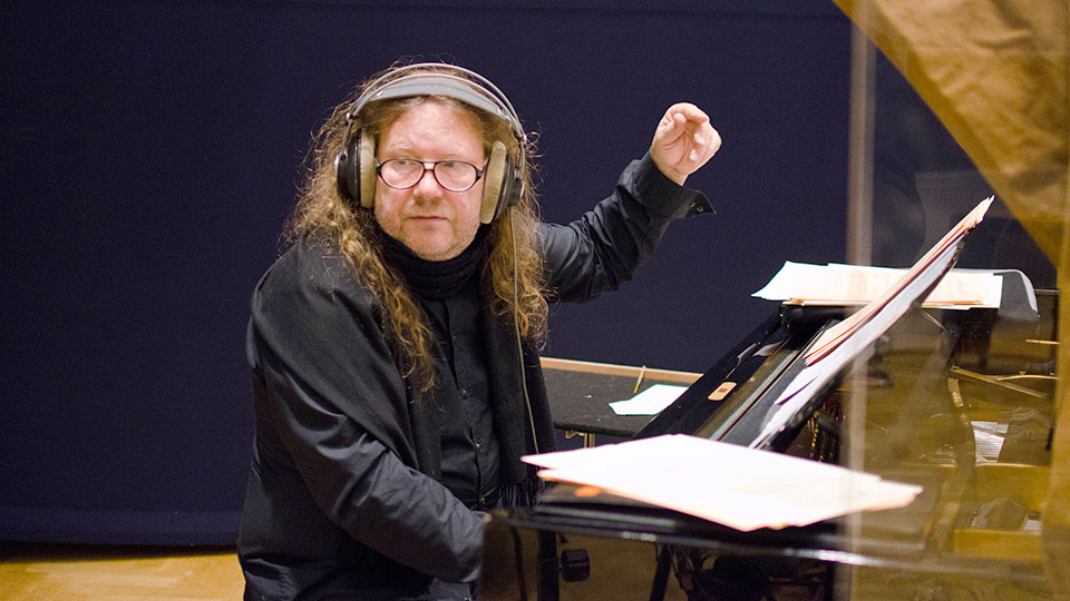 Vladyslav Sendecki am Piano. Von ihm stammen die Kompositionen für das Hörspiel. | © NDR/Jens Kunze