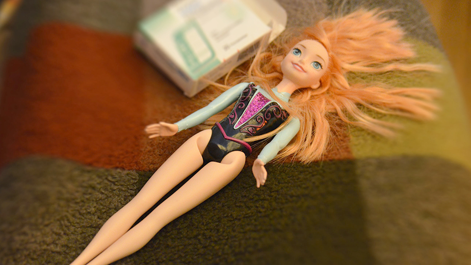 Eine Frau brachte, stellvertretend für ihre Erlebnisse, die Barbie ihrer Tochter und eine Packung Tabletten mit. | © rbb/Mareike Maage