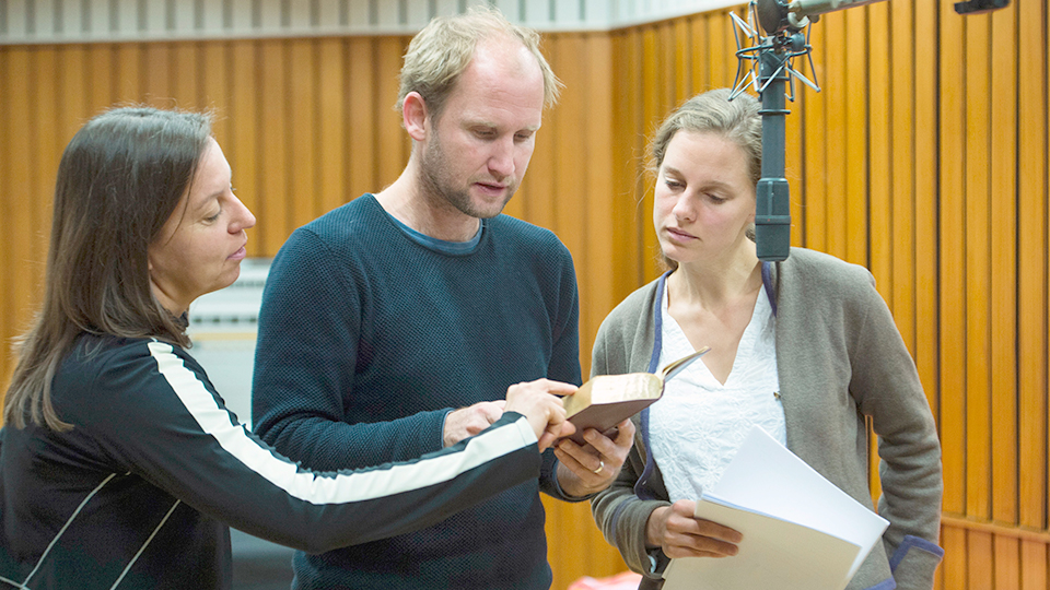 Regisseurin Christine Nagel, Torben Kessler  in der Rolle des "Er" und Picco von Groote als "Sie"
© HR/Ben Knabe