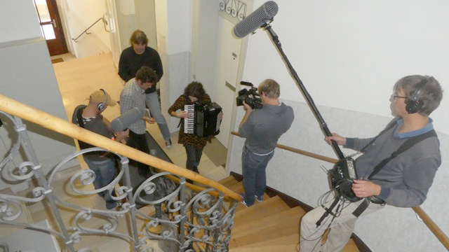 Auch die Musik zum Hörspiel wird im Treppenhaus gemacht. | © BR