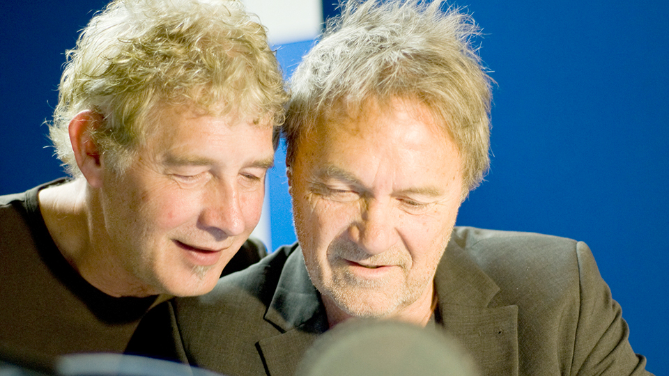 Regisseur Klaus Buhlert (l.) und Wolfram Berger in der Rolle des Vorstehers | © BR/Stefanie Ramb