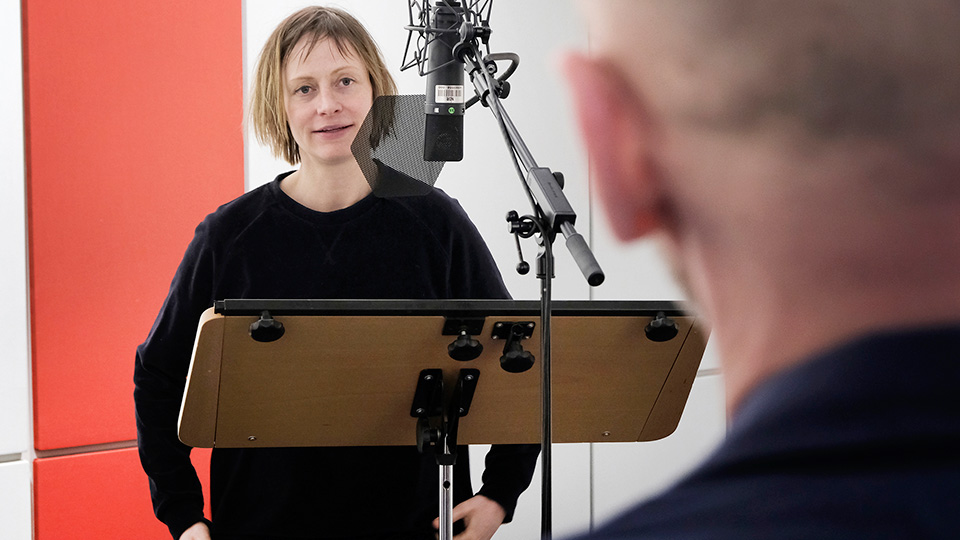 Katharina Marie Schubert spricht die Rolle der Katrin. | © NDR/Jann Wilken