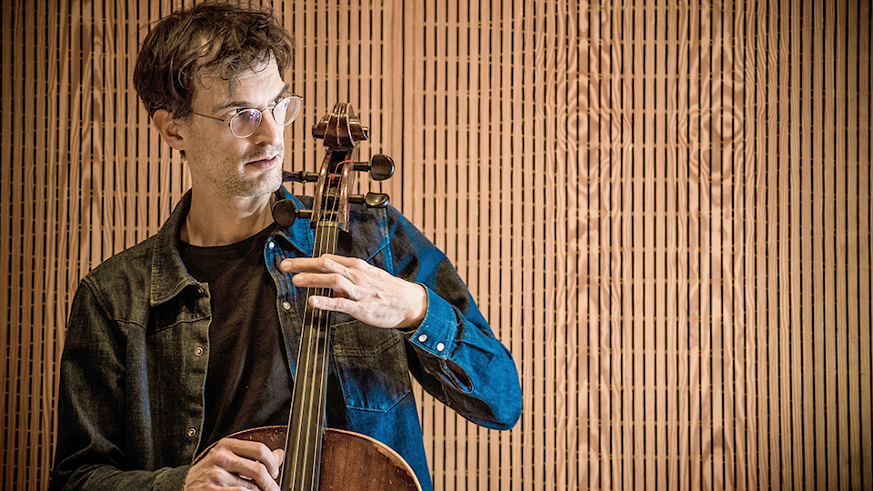 Cellist Mathis Mayr bildet den musikalischen Rahmen in der Produktion. | © rbb/Gundula Krause