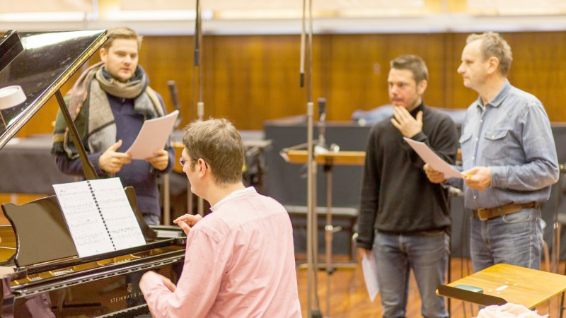 Henning Nöhren, Marek Harloff, Rainer Philippi (v.l.) und Komponist Sven-Ingo Koch | © Deutschlandradio / David Golyschny