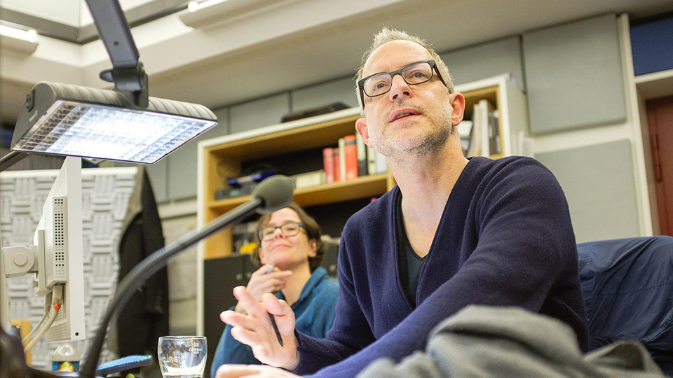 Regisseur Matthias Kapohl kommuniziert über Mikrofon mit den Darstellern im Studio, im Hintergrund Regieassistentin Pia Frede | © SR/Oliver Dietze
