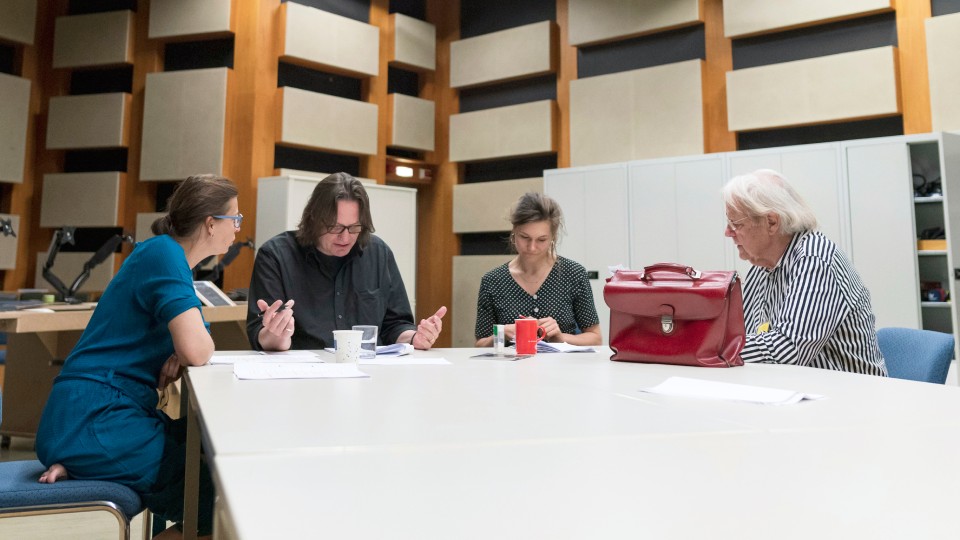 (v.l.n.r.): Nele Rosetz (Anne), Ulrich Lampen (Regie), Lilith Häßle (Laura) und Peter Fricke (André) | © hr/Ben Knabe