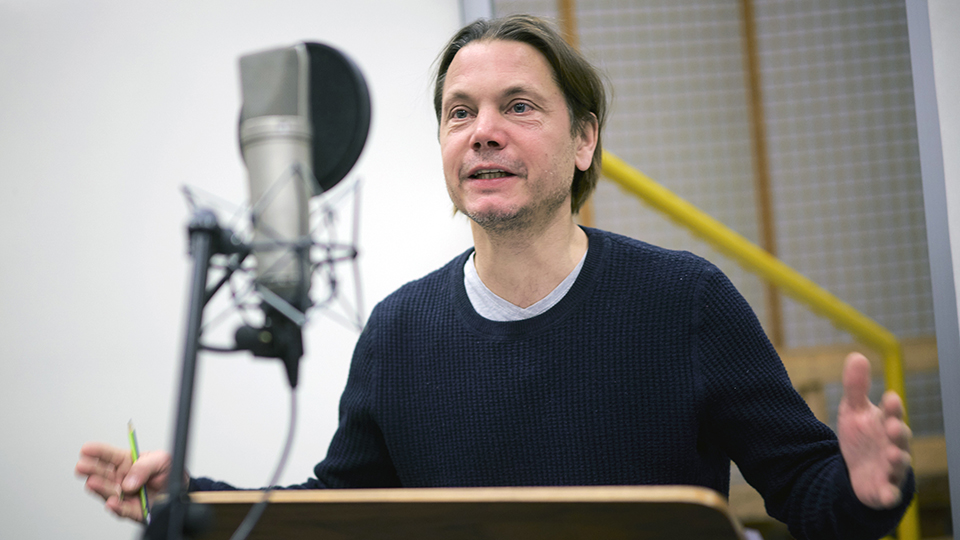 Marek Harloff spricht die Rolle des "Urs „Oz“ Wüthrich". | © HR/Ben Knabe