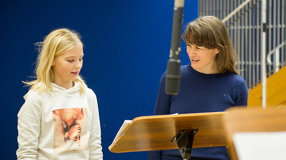 Im Studio 10 (von links): Ann-Sophie Ruhbaum (Rolle: Kind) und Kathrin von Steinburg (Rolle: Julia). | © BR/Ulrike Kreutzer