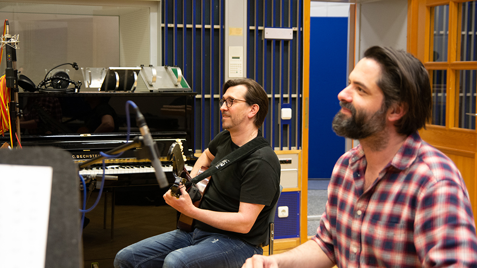Bei den Aufnahmen im Studio 10: Von links: Die Musiker Andreas Stauber und Michel Watzinger. | © BR/Stefanie Ramb