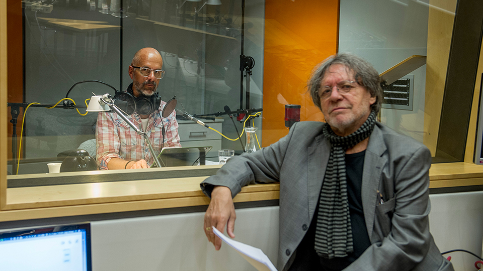 Bei den Aufnahmen im Studio 11: Von links: Christoph Maria Herbst (Rolle: Beethoven) und Helmut Berger (Rolle: Erzherzog Rudolph). | © BR/Ulrike Kreutzer